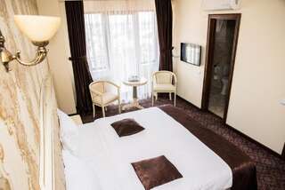 Отель Hotel Giuliano Бухарест Стандартный номер с кроватью размера "king-size"-1