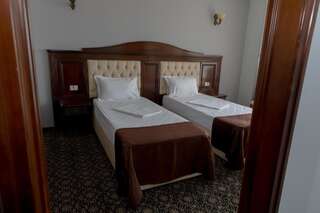 Отель Hotel Giuliano Бухарест Стандартный двухместный номер с 2 отдельными кроватями-3